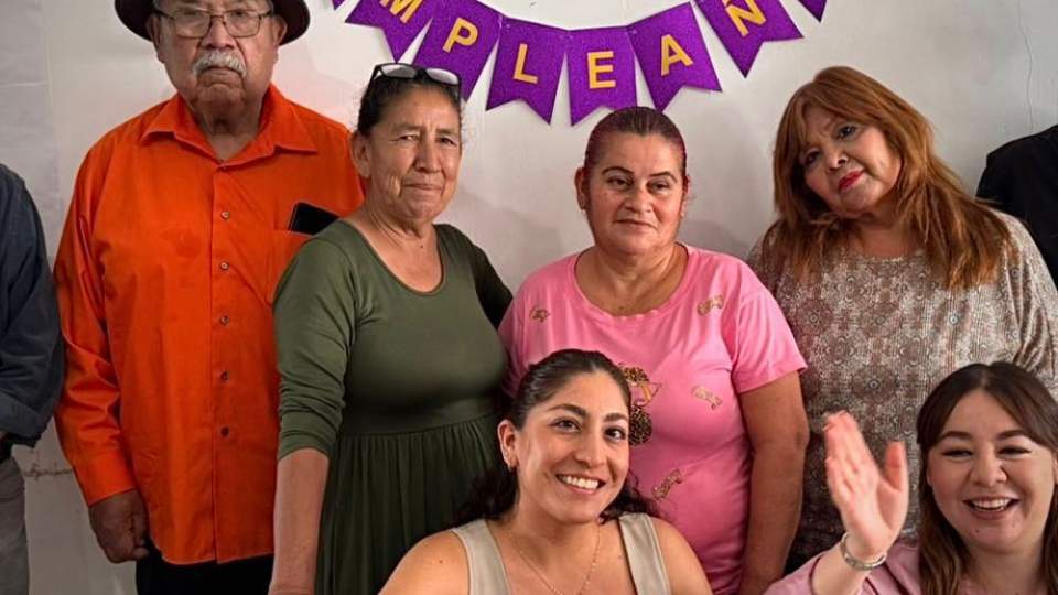 Personas adultas mayores de CEDAM Hermosillo festejan a cumpleañeros del mes de febrero